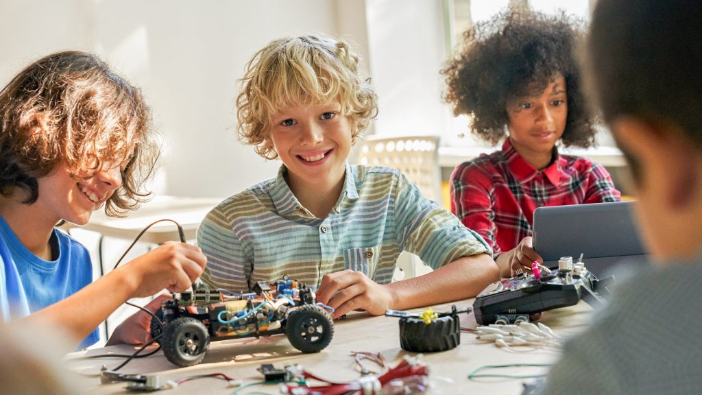 THINKING ABOUT ENROLLING YOUR KID IN ROBOTICS CLASSES? LET’S EXPLORE THE BENEFITS
